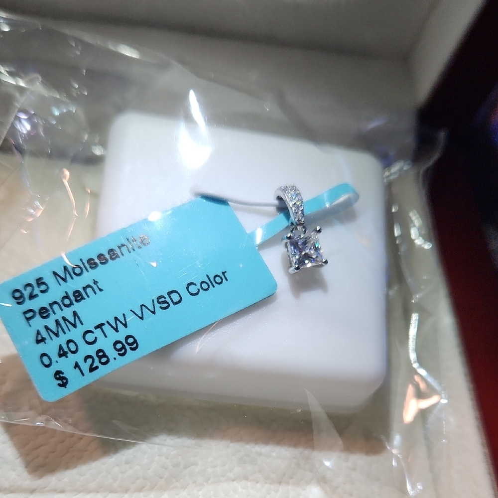Elegant Silver Pendant with Moissanite